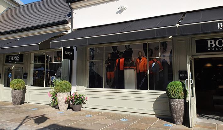 Vitrine Hugo Boss — pose adhésif
